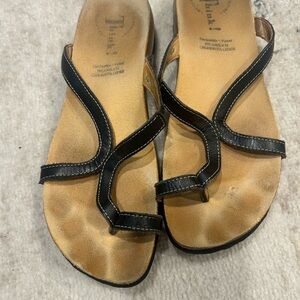 Think! Women's Black and Tan Sandals